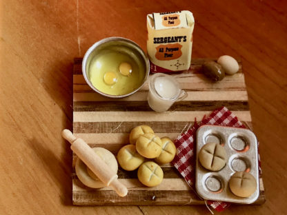 Brötchen-Backen in der Puppenstube. Reduziert.