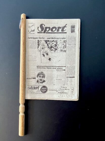 Zeitung zum Aufhängen "Der Sport". Papier/Holz.