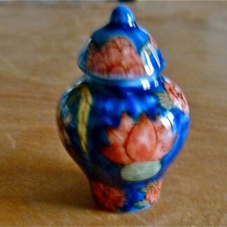 Ginger Jar (Porzellandose, bunt auf blauem Grund).