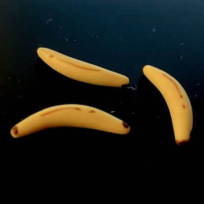 3 Bananen (gross). Handarbeit.