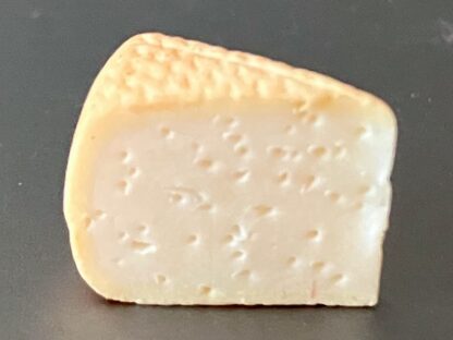 Käse (junger Pecorino). Handarbeit/Italien.