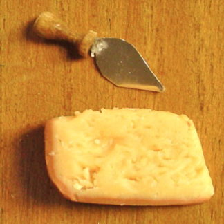 Parmesan mit Käsemesser. Handarbeit/Italien.