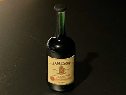 Flasche (Jameson, Irish Whiskey). Glas/Papier. Handarbeit/Engl.