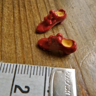 Damenschuhe (mit Schleife, rot). Resin. Handarbeit/Engl.