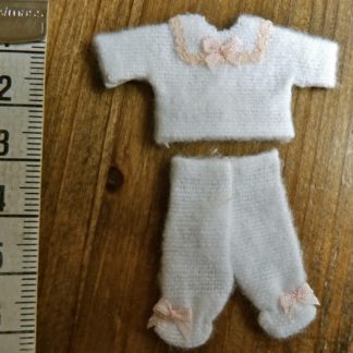 Baby-Kleidung (weiss/rosa). Handarbeit.