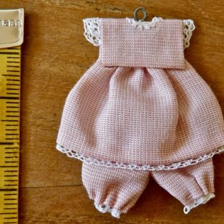 Baby-Kleidung (rosa). Handarbeit.