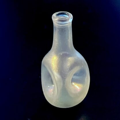 Karaffe oder Vase (Milchglas, irisierend). Unikat. Mundgeblasen in England.