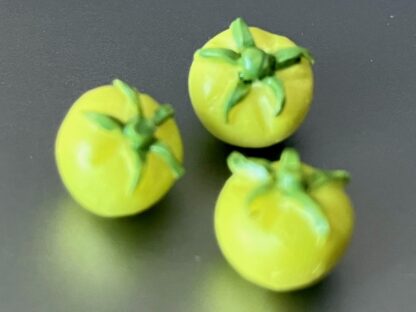 3 Tomaten (grün). Handarbeit.