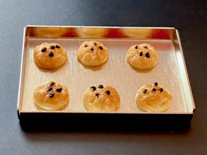 Kekse (Chocolate Chips Cookies) auf Blech. Handarbeit.