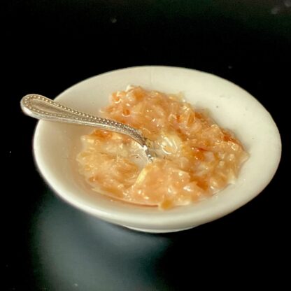 Corn Flakes in Schälchen mit Löffel. Handarbeit/England.