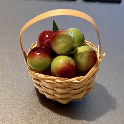 Äpfel in Körbchen. Handarbeit.