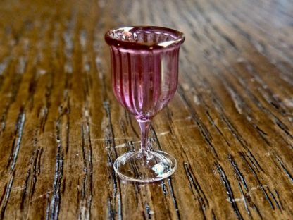 Weinglas (Cranberry). Glas mundgeblasen. England.