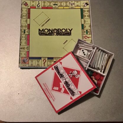 Schachtel Monopoly komplett mit Zubehör. Handarbeit/England.