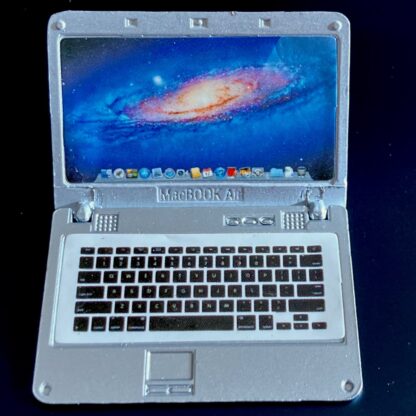 Laptop (I-Book, Attrappe). Metall.