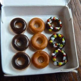 Donuts in Schachtel. Handarbeit/USA.