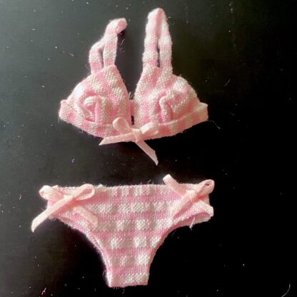 Bikini (rosa, kariert, Attrappe). Handarbeit.