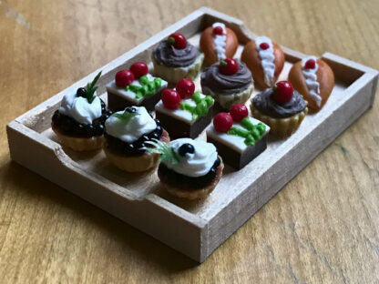 Patisseries auf Holztablett. Handarbeit aus England.