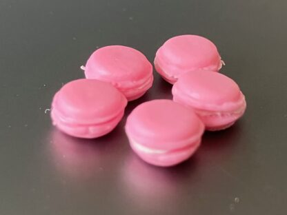 5 Erdbeer-Macarons. Handarbeit.