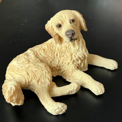 Golden Retriever (liegend, beige). Handbemalt.