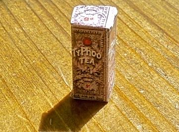 Tee-Schachtel (TyPhoo Tea, 1905). Handarbeit/England.