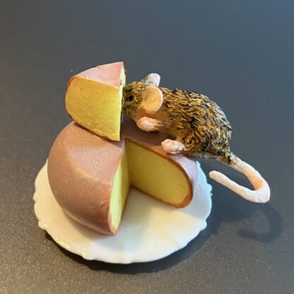 Ratte mit Käse. Kunstharz handbemalt. - Image 3