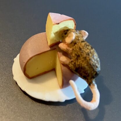 Ratte mit Käse. Kunstharz handbemalt.