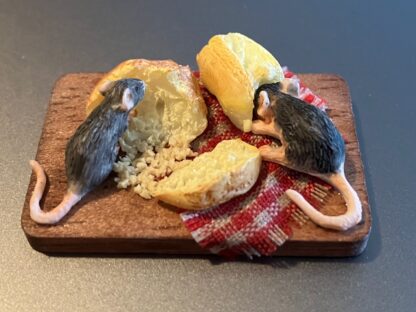 Ratten/Hausmäuse mit Brot. Kunstharz handbemalt/Holz.