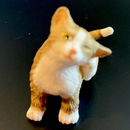 Katze (sich kratzend, beige/weiss). Handbemalt. - Image 3