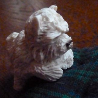 West Highland Terrier (liegend). Handbemalt.