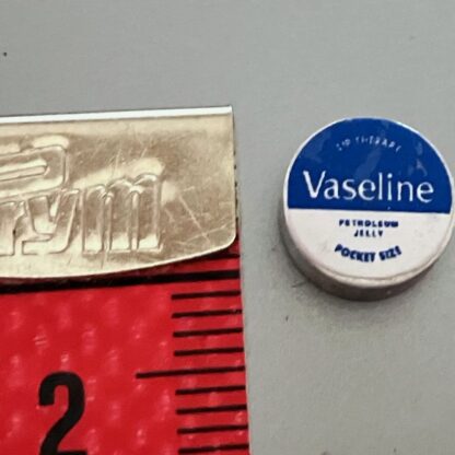 Vaseline-Dose (Attrappe). Metall - Image 2