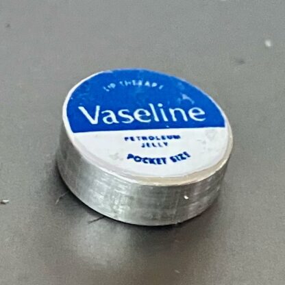 Vaseline-Dose (Attrappe). Metall