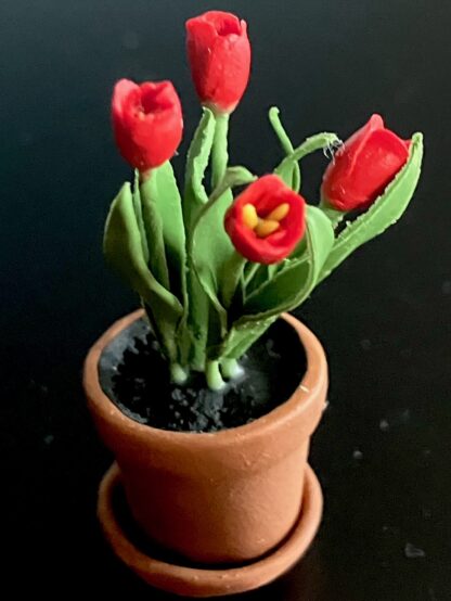 Tulpen (rot) in Tontopf. Handarbeit.