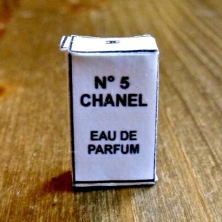 Parfum-Schachtel (Chanel No 5). Attrappe.