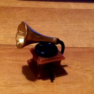 Grammophon mit Schallplatte. Kunststoff.