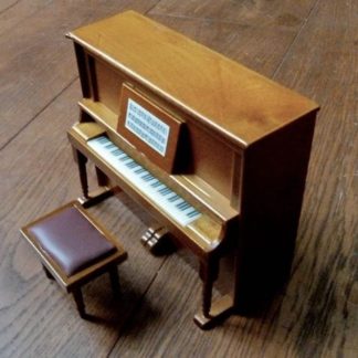 Piano mit Stuhl. Holz Nussbaum.