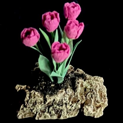 Tulpen (pink) auf Felsen. Handarbeit.