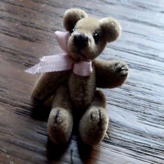 Miniatur-Teddy (Samt, hellbraun). Handarbeit.