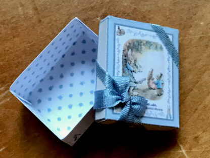 Geschenkschachtel Beatrix Potter (blau, Kaninchen, mittel). Hand