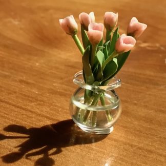 Glasvase mit Tulpen (rosa). Handarbeit.