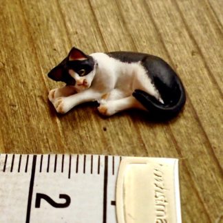 Katze liegend (schwarz/weiss). 1 : 24.