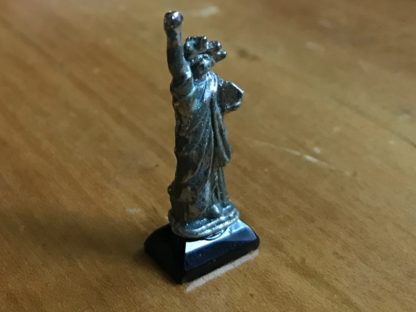 Freiheitsstatue auf kleinem Sockel. Metall, Kunststoff.