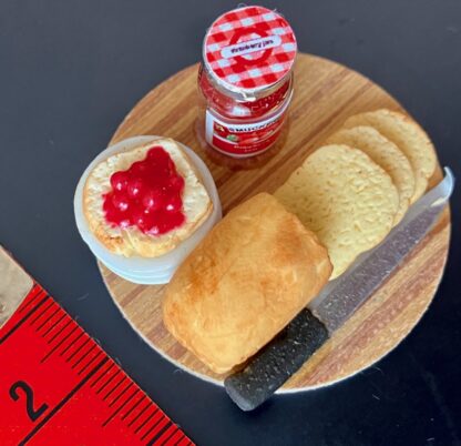 Frühstücksset auf Holzbrett mit Brot, Messer und Erdbeernarmelade. Handarbeit. - Image 2