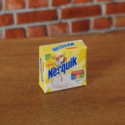 Nesquik-Schachtel (zeitgenössisch). Attrappe. England.