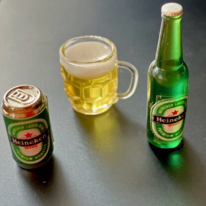 Bier-Set (Heineken). Kunststoff, Papier, Metall.