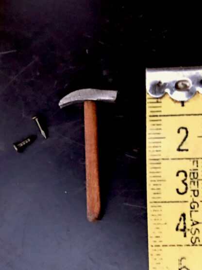 Hammer mit Nägeln. Metall/Holz. Handarbeit/USA (Sir Thomas Thumb).