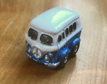 VW-Bus blau. Kunstharz bemalt.