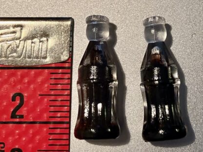 2 Flaschen Cola mit Schriftzug. Kunststoff. - Image 2