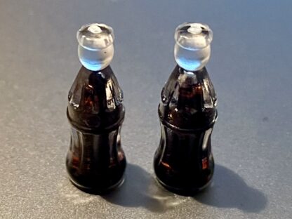 2 Flaschen Cola mit Schriftzug. Kunststoff.