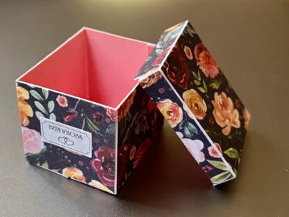 Box (leer, Blumen, dunkler Hintergrund). Handarbeit aus England.