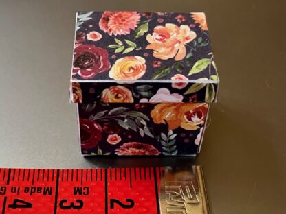 Box (leer, Blumen, dunkler Hintergrund). Handarbeit aus England. - Image 3